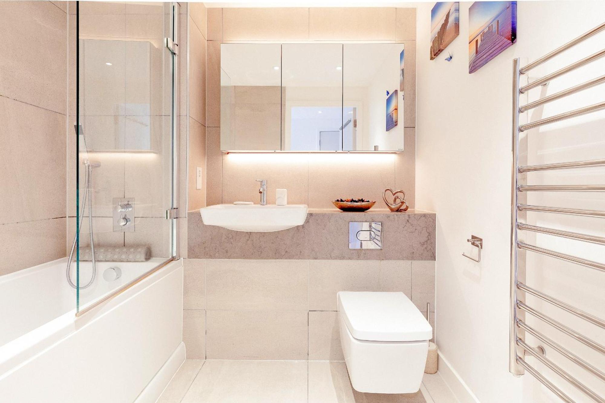 A Brand New Flat With 3 Bedrooms & 3 Baths In Zone 1 Angel For Max 9 Ppl Проживание в семье *