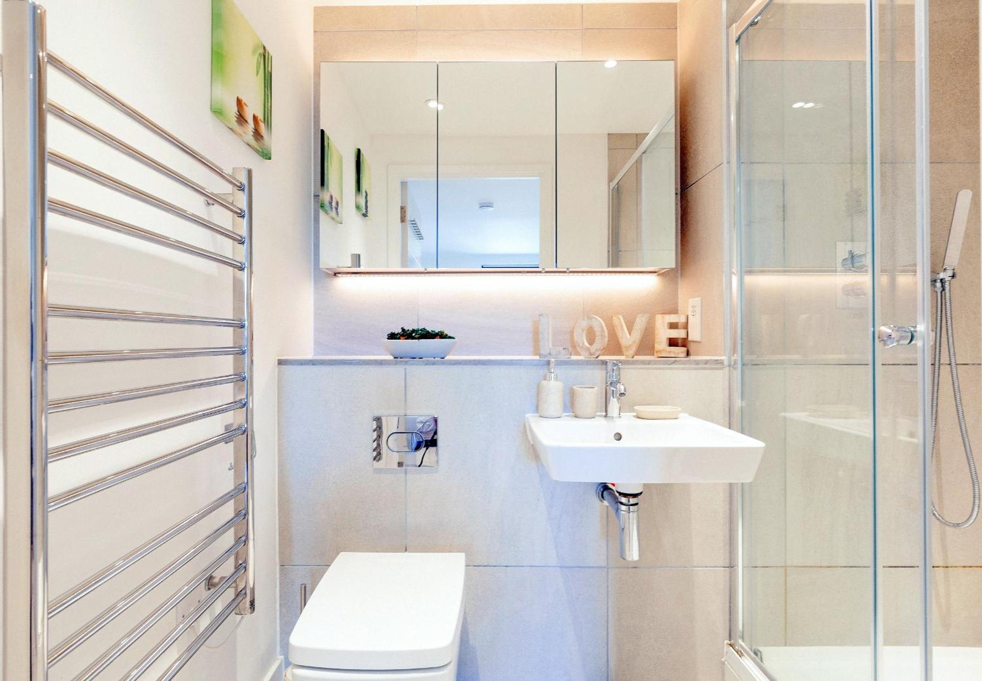 A Brand New Flat With 3 Bedrooms & 3 Baths In Zone 1 Angel For Max 9 Ppl Проживание в семье